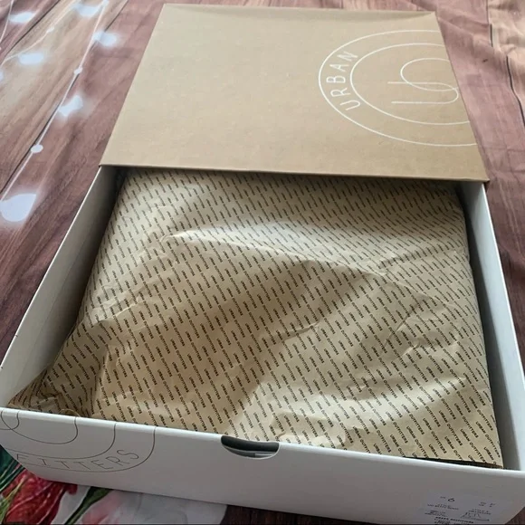 New with box UO Betty treaded Chelsea faux leather chunky platform boot 9 - Picture 8 of 10